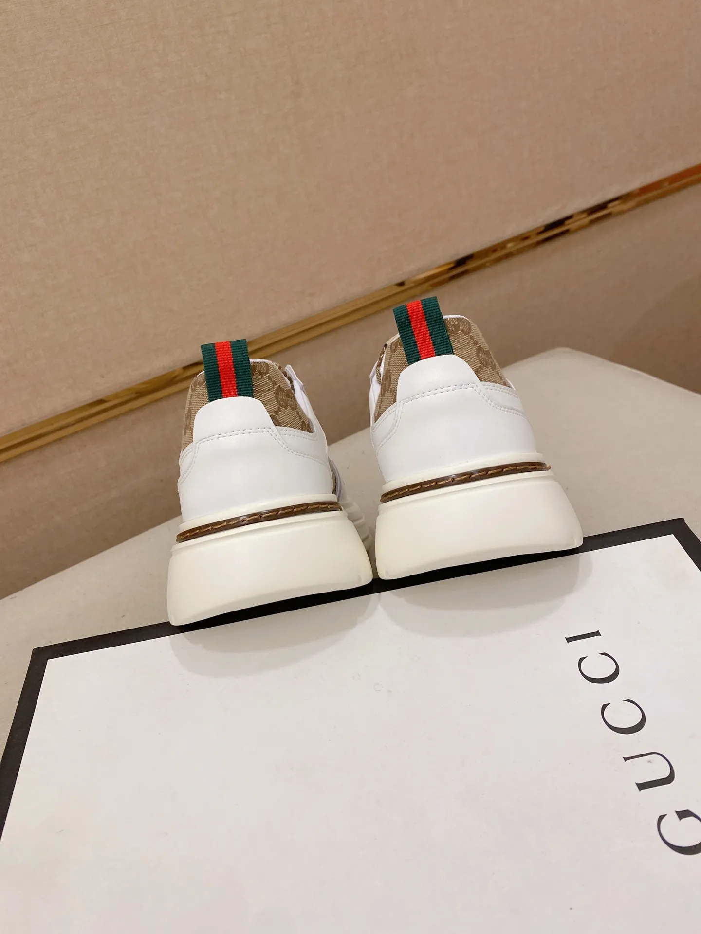Men's shoes💰 400💰The new GUCCI (Gucci) counters are launched simultaneously. The new men's shoes, 😘fabrics are selected from imported cowhide, and the lining is sheepskin lining. 👍🏿 High-end ☄️ air-cushion molded anti-slip rubber outsole, exquisite lines, simple and elegant, comfortable and high-end for leisure travel. Code number: 38 to 44 (45 can be customized and cannot be returned or exchanged)